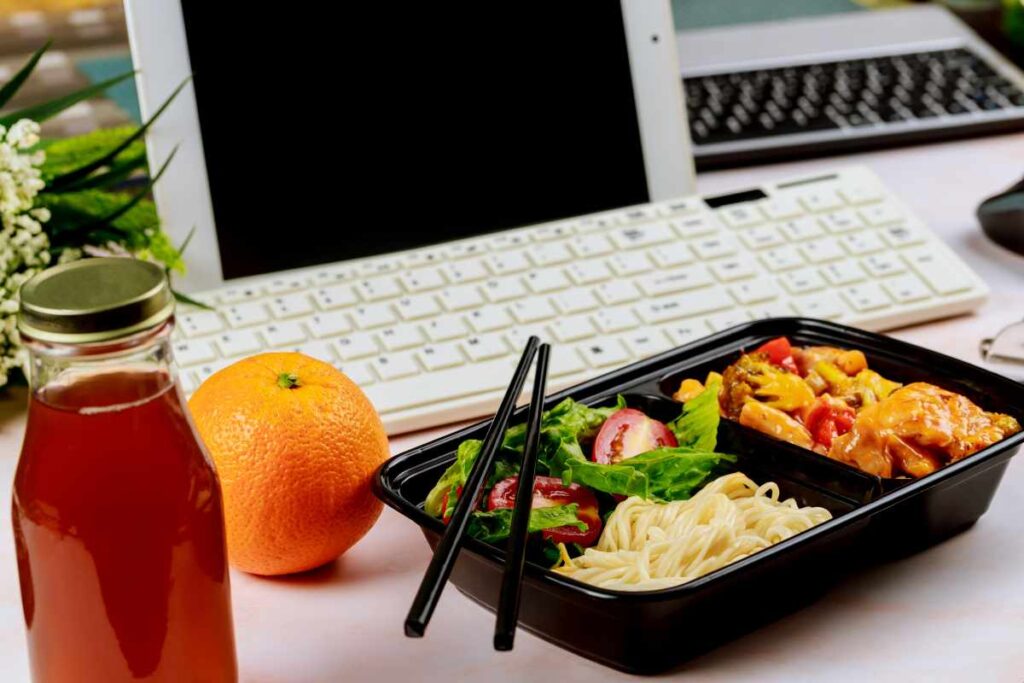 corporate desk lunch healthy
